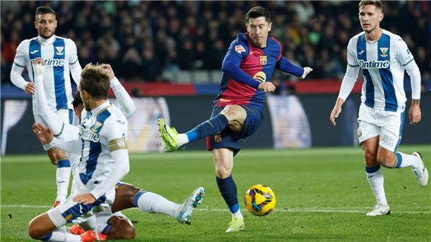 Auch Robert Lewandowski (Mitte) konnte die Niederlage des FC Barcelona in der Liga nicht verhindern