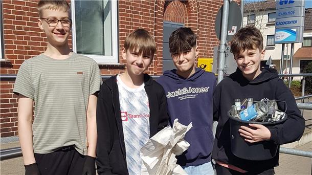 „Bremervörde räumt auf“: Die Ostestadt putzt sich heraus Auch rund um den Bahnhof fanden die Realschüler eine Menge Müll.