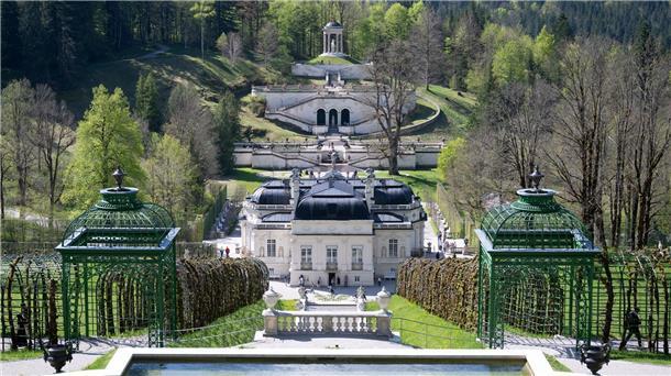 Auch Schloss Linderhof mit seinem Bergpark soll Welterbe werden. (Archivfoto)