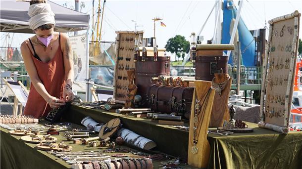 Auch Schmuck wird wieder zu den Angeboten des Kunst- und Handwerkermarkts in Fedderwardersiel gehören.