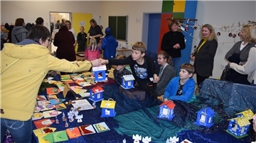 Auch Schulkinder boten Selbstgemachtes auf dem Winterbasar an.