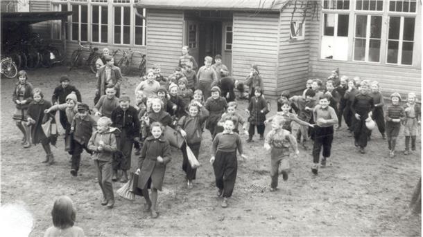 Auch Schulunterricht fand in Baracken statt, hier bei der Südschule im März 1957.