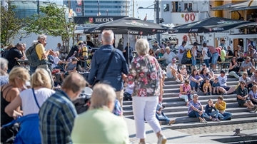 Auch Sonntag gibt es Bummelspaß rund um den Alten und Neuen Hafen in Bremerhaven.