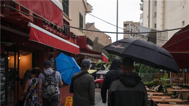 „Alice“ setzt Teile von Ibiza und Mallorca unter Wasser Auch Touristen bekamen das schlechte Wetter zu spüren.