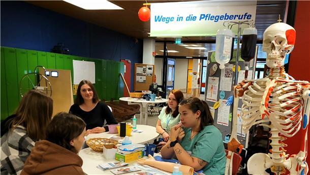 Auch über eine Ausbildung in Pflegeberufen konnten sich Schülerinnen und Schüler bei der Berufsfindungsmesse in Brake am Mittwoch informieren.
