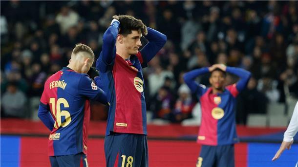 Liga-Beschwerde gegen Spielgenehmigung von Barça-Profi Olmo Auch um die Spielgenehmigung von Barcelonas Pau Victor (M) wird gestritten.