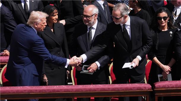 „Ciao Papa“ - Welt nimmt Abschied von Franziskus Auch US-Präsident Donald Trump war mit seiner Frau Melania angereist.
