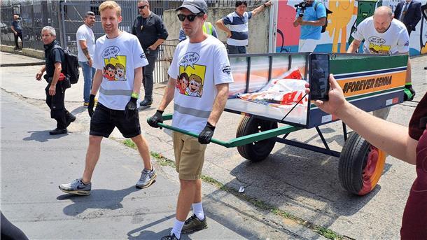 Auch Vettel muss den Wagen, in dem der Müll gesammelt wird, fahren. 