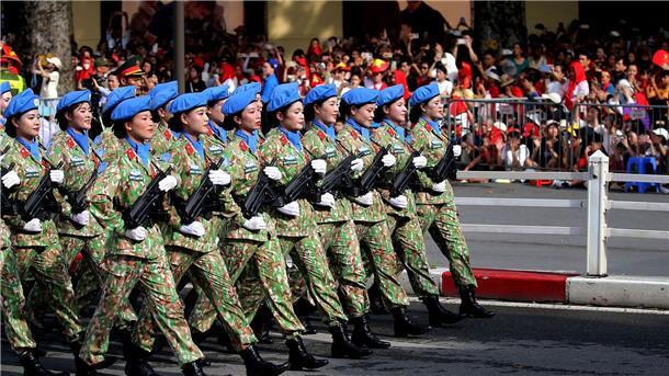 Vietnam inszeniert prächtige Parade zum 80. Nationalfeiertag Auch viele Soldatinnen marschierten bei der Parade mit.
