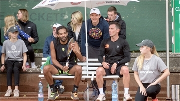 Auch von gelegentlichen Regenschauern ließen sich Dustin Brown und Tobias Kamke nicht die Laune verderben. Die beiden langjährigen Tennis-Profis boten eine gute Show. 