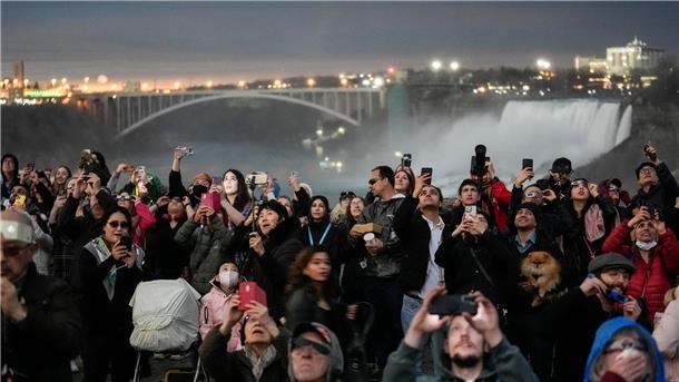 Auch vor den Niagarafällen in Ontario treffen sich zahlreiche Menschen, um die totale Sonnenfinsternis zu beobachten.