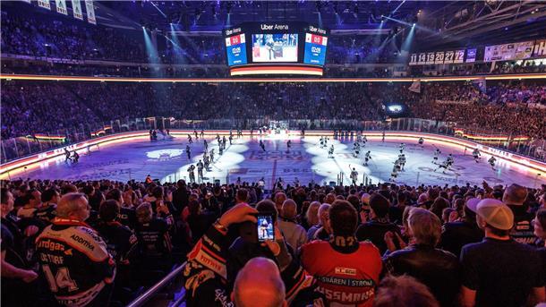 Emotionales Finale der Eisbären: „Tobi ist immer bei uns“ Auch vor den Spielen gedenken die Eisbären Berlin ihres verstorbenen Teamkollegen Tobias Eder.