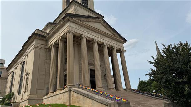 Auch vor einige Kirchen in Washington ist Regenbogen-Dekoration zu sehen. 