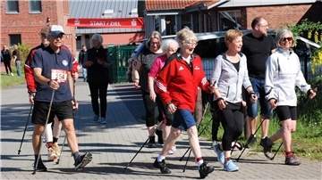 Auch Walker können am Wremer Deichlauf teilnehmen.