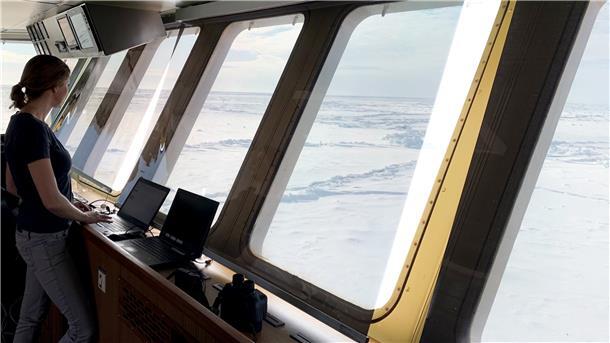 Auch wenn das Eis den Weg Richtung Süden erschwert, beobachtet das Team der Meereisgruppe stündlich von der Brücke der „Polarstern“ das Eis mit kritischen Augen.