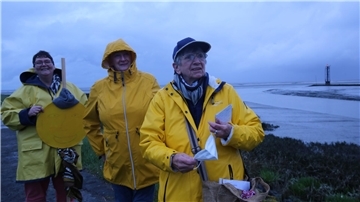 Auch wenn das Wetter nicht immer mitspielte und der Erdtrabant mitunter hinter Wolken verborgen war, die Vollmondführungen waren erneut ein voller Erfolg. Hier sind Gästeführerin Annegret Martens (rechts) mit Christa Lübben (links) und Martina Geberzahn (Mitte) unterwegs.
