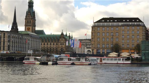 Auch wenn das Wetter noch etwas freundlicher sein könnte: Die beliebten Alsterkreuzfahrten sind rechtzeitig zu Ostern gestartet.