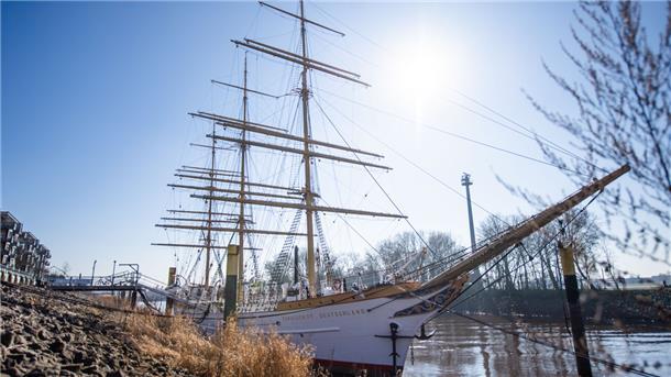 Auch wenn die „Schulschiff Deutschland“ nach Bremerhaven kommt, gehen die Planungen für den „Seute Deern“-Ersatzbau „Najade“ weiter.