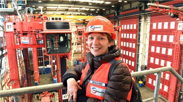 Senatorin Claudia Schilling mit Helm im Hafen