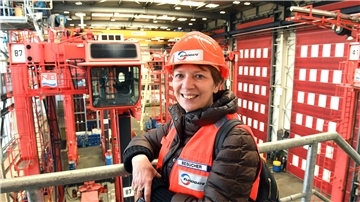 Senatorin Claudia Schilling mit Helm im Hafen