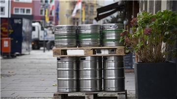 Bierfässer stehen für den Sessionsstart vor einer Kneipe in der Kölner Altstadt. 