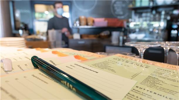 Auch wenn Gäste weiterhin ihre Kontaktdaten hinterlassen müssen, sind die neuen Lockerungen für viele Gastronomen ein Segen.