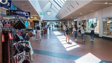 Auch wer hier langbummelt, ist im Karstadt-Haus unterwegs. 18 Einzelhändler sind Untermieter des Kaufhauses. Wer auf den Boden schaut, erkennt die Grenzen am roten Klinkerpflaster.