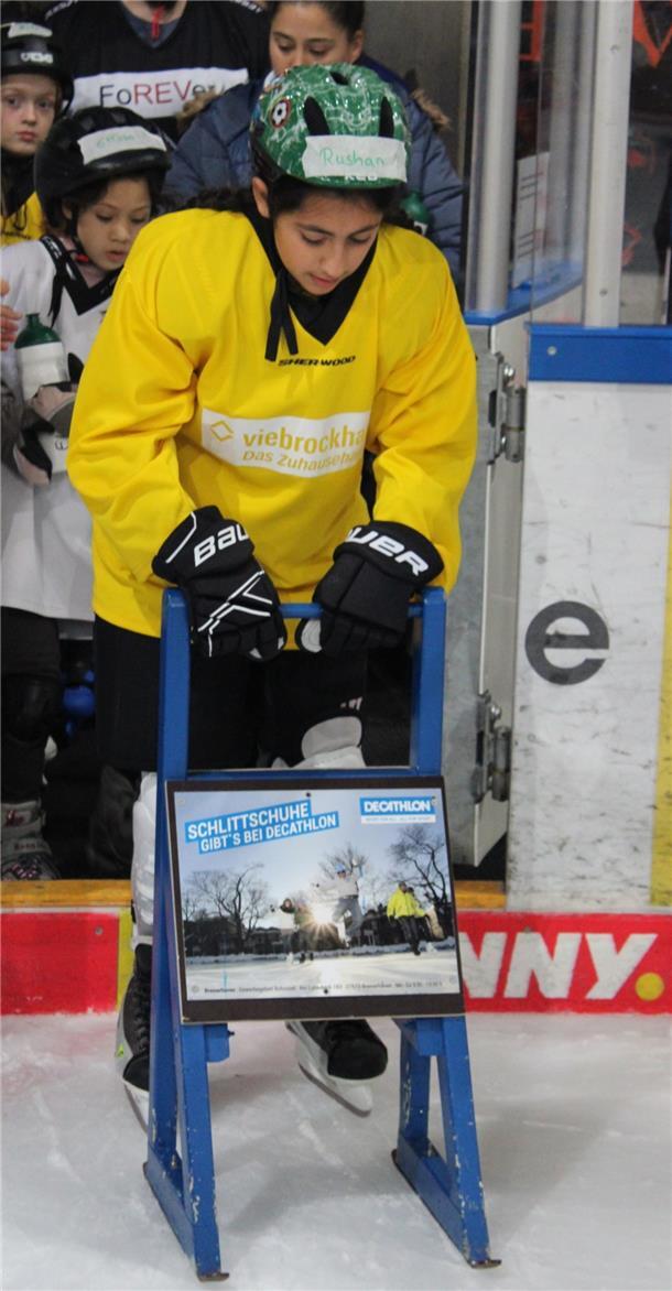 Fischtown Ladies machen Mädchen Lust auf Eishockey Auch wer noch nicht Schlittschuhlaufen konnte, durfte mit Laufhilfen aufs Eis.