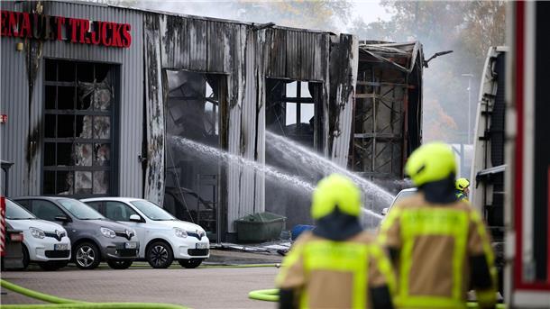 Explosion in Lkw-Werkstatt - zwei lebensgefährlich Verletzte Auch wurden mehrere Fahrzeuge auf dem Gelände beschädigt.