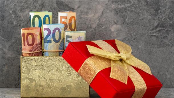 Euro-Geldscheine in einer goldenen Box 