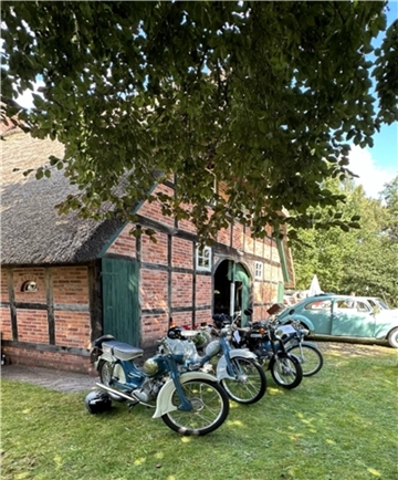 Auch zum diesjährigen Sommerfest mit Backtag wird es eine Oldtimerausstellung am Hüßlhus in Sandbostel geben.