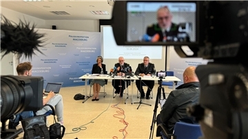 Auch zwei Tage nach dem Angriff eines 27-Jährigen auf einer private EM-Party in Wolmirstedt in Sachsen-Anhalt ist das Motiv des Täters weiter unklar.