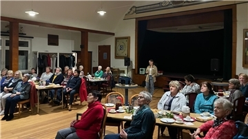 Auf aufmerksame Zuhörerinnen traf Referentin Amke Scheibe von der Niedersächsischen Landwirtschaftskammer bei ihrem Vortrag vor den Landfrauen über Tee.