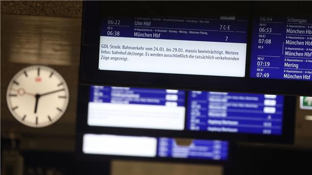 Weiterhin Einschränkungen im Bahnverkehr durch GDL-Streik Auf Bildschirmen wird im Hauptbahnhof auf Beeinträchtigungen im Bahnverkehr hingewiesen.