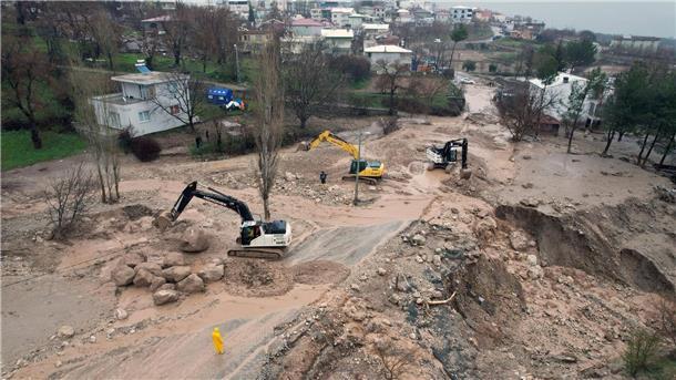 Überschwemmungen in Türkei: Schon 15 Todesopfer Auf das verheerende Erdbeben folgt im Südosten der Türkei die nächste Katastrophe: Nach heftigen Regenfällen werden dort bereits verwüstete Gegenden überschwemmt. Erneut gibt es Tote und Vermisste.