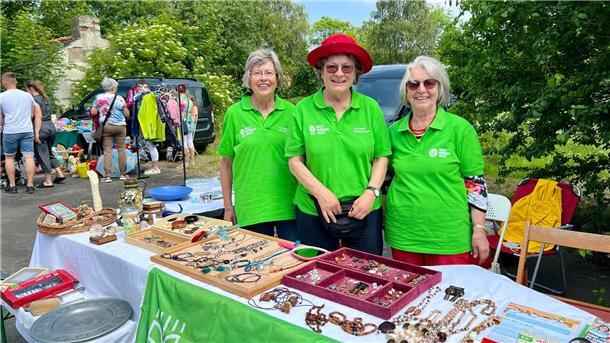 Frauen am Flohmarktstand
