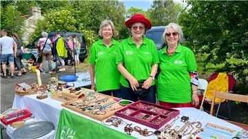 Frauen am Flohmarktstand