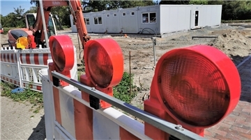 Auf dem Außengelände des neuen Kindergartens wird gepflastert. Der zurzeit gesperrte Weg, der zwischen Kita und Störtebekerbad verläuft (rechts im Bild), wird vermutlich Ende der Woche wieder freigegeben.