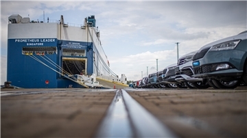 Auf dem Autoterminal Bremerhaven (ATB) werden dringend Arbeitskräfte gebraucht. Deshalb fordert der dortige Betriebsrat den GHB-Chef Klaus Rommel auf, die Kündigungen beim GHB zurückzunehmen, um wieder genügend Personal stellen zu können.