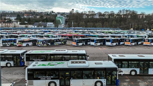 Auf dem Betriebshof der Saarbahn GmbH stehen die meisten Busse auf dem Stellplatz.