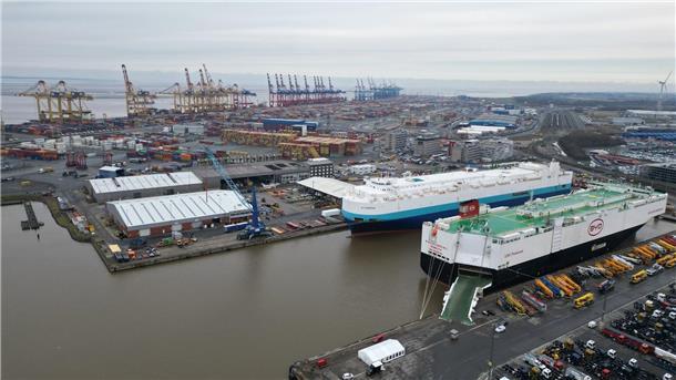 Gewerkschaft Verdi ruft zu Streik im Hafen in Bremen auf Auf dem Bild ist das Autoterminal in Bremerhaven zu sehen, im Hintergrund stehen Kräne des Containerterminals.