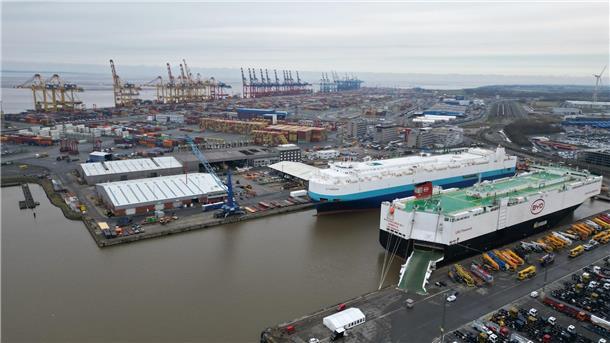 Fünf Millionen Euro für Bremer Strategie zu digitalen Häfen Auf dem Bild ist das Autoterminal in Bremerhaven zu sehen, im Hintergrund stehen Kräne des Containerterminals.