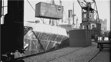 Auf dem Bild ist die Verladung eines sogenannten Liftvans auf ein Schiff im Hamburger Hafen zu sehen. Die LostLift-Datenbank - sie geht offiziell am 1. September an den Start - soll helfen, geraubtes jüdisches Eigentum aufzuspüren.