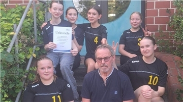 Auf dem Bild: oben v. l.: Jette Claußen, Melina Cremer, Frida Barth, Olivia Wenzel Unten v. l.: Vanessa Kopycki, Trainer Heiko Weber von Scheidt, Lykara Sulzbach.