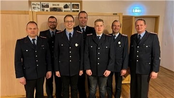Auf dem Bild: Rainer Harms (stellvertretender Abschnittsleiter), Torben Henning, Hendrik Ehlen, Kai Schnakenberg, Thees Gerken, Ralph Brunkhorst (Feuerwehrmann des Jahres) und Ortsbrandmeister Jan Ehlen.
