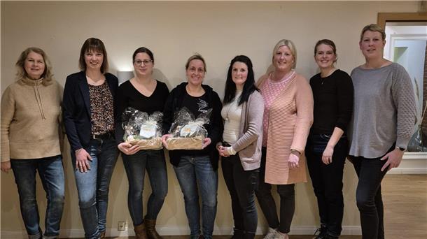 Auf dem Bild von links: Antje Einbrodt-Luga (Beisitzerin), Annika Plump (Schriftführerin), Annika Dierks (ehem. Schriftführerin), Janine Röver (ehem. 1. Vorsitzende, neue Kassenprüferin), Doreen Schmidt (1. Vorsitzende), Svenja Decker (2. Vorsitzende), Monika van Büren (Beisitzerin) und Nicole Ortel (Kassenwartin)