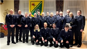 Auf dem Bild von links nach rechts: Ortsbrandmeister Reiner Harms, Christoph Gerken, Niklas Küllmar, Marco Dahm, Sven Thoden, Stephan Gerken, Peter Engel, Jacob Lambregts, Stefan Hintz, Matthias Klee, Heinrich Gerken, Kreisbrandmeister Peter Dettmer, Johann Bammann, Gemeindebrandmeister Harald Cordes. Kniend: Emily Harneit, Marco Piller, André´ Tiedgen und Oliver Müller.