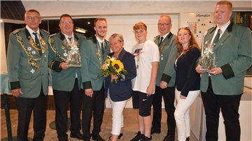 Auf dem Bild (von links): Peter Wellbrock, Vorsitzender des Schützenvereins Stotel und Umgebung, Mario Horstmann (Gerken-Orden), König Mathis Lilkendey, Königin Kerstin Albrecht, Jugendkönig Nico Albrecht, Vizekönig Volker Schröder, Jugendvizekönigin Talia Schröder und Malte Horstmann (Sieler-Orden).