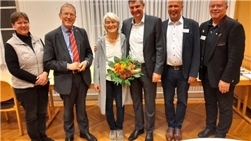 Auf dem Bild zu sehen sind: Die stellvertretende Superintendentin Pastorin Esther Ockuhn, Regionalbischof Hans-Christian Brandy, Silke und Carsten Stock, der Synodenvorsitzende Pastor Markus Stamme, der KV-Vorsitzende von St. Liborius Bremervörde, Karsten Thomsen