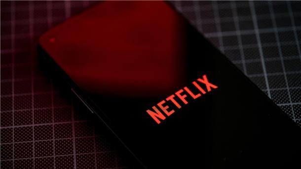 Auf dem Bildschirm eines Smartphones ist das Logo von Netflix zu sehen.